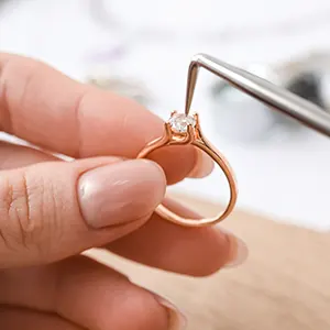 Un reparateur de bijoux doit maitriser le sertissage