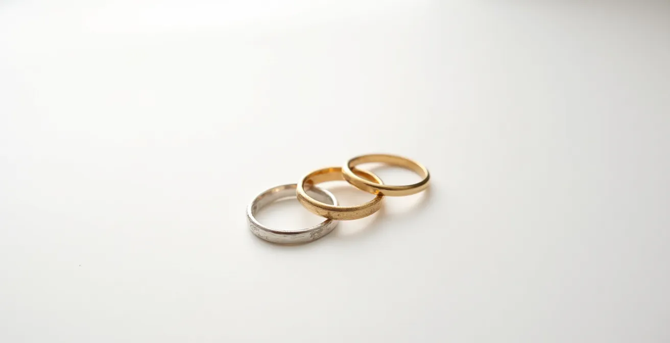 Trois anneaux alignés montrant les différentes nuances d'or, vermeil et argent